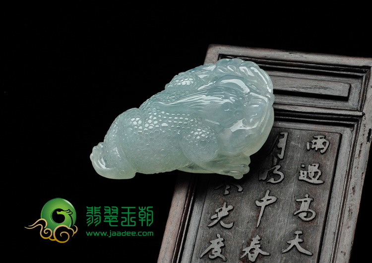 冰种晴水缅甸翡翠金蟾送宝挂件