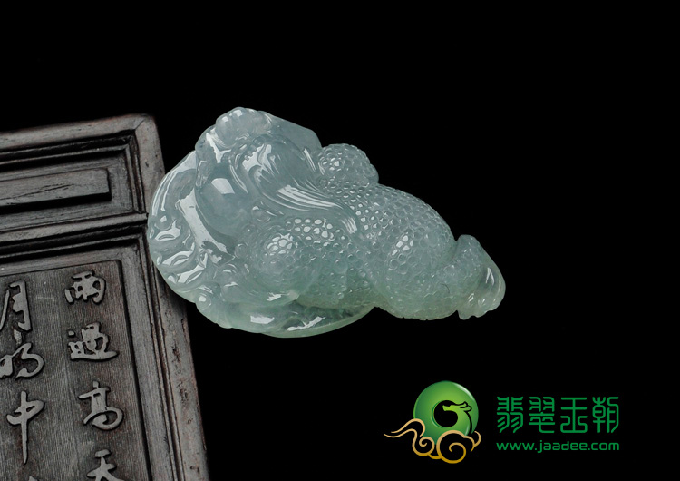 冰种晴水缅甸翡翠金蟾送宝挂件