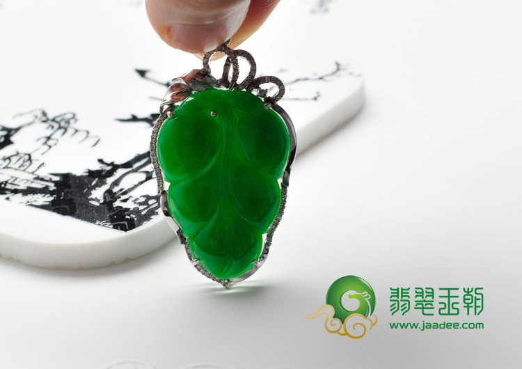 糯冰种正阳绿满绿缅甸翡翠镶白金金枝玉叶胸坠（真钻）