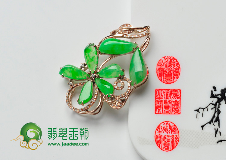 冰种阳绿缅甸翡翠镶玫瑰金花形胸坠（真钻）