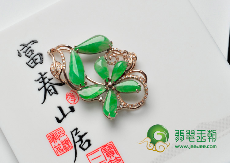 冰种阳绿缅甸翡翠镶玫瑰金花形胸坠（真钻）