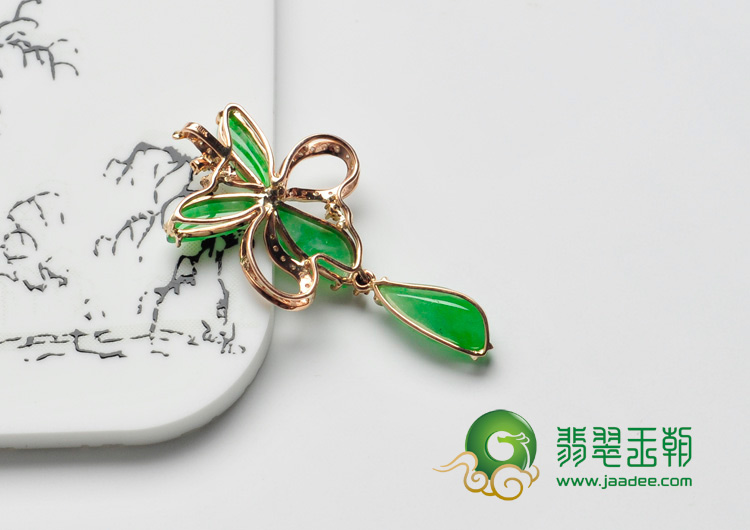 冰种阳绿缅甸翡翠镶玫瑰金花形胸坠（真钻）
