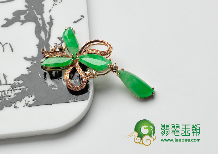 冰种阳绿缅甸翡翠镶玫瑰金花形胸坠（真钻）
