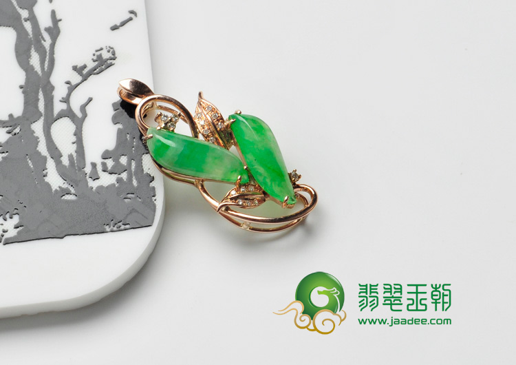 冰种阳绿缅甸翡翠镶玫瑰金花形胸坠（真钻）