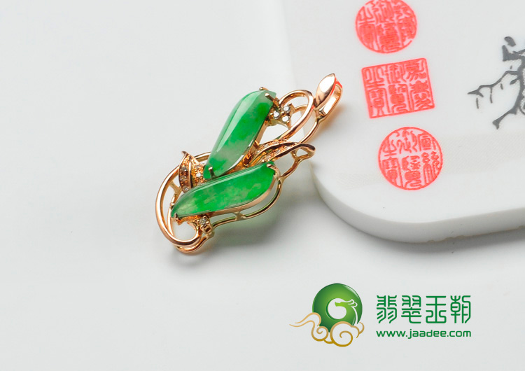 冰种阳绿缅甸翡翠镶玫瑰金花形胸坠（真钻）