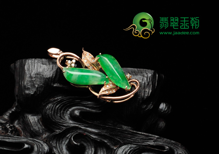 冰种阳绿缅甸翡翠镶玫瑰金花形胸坠（真钻）