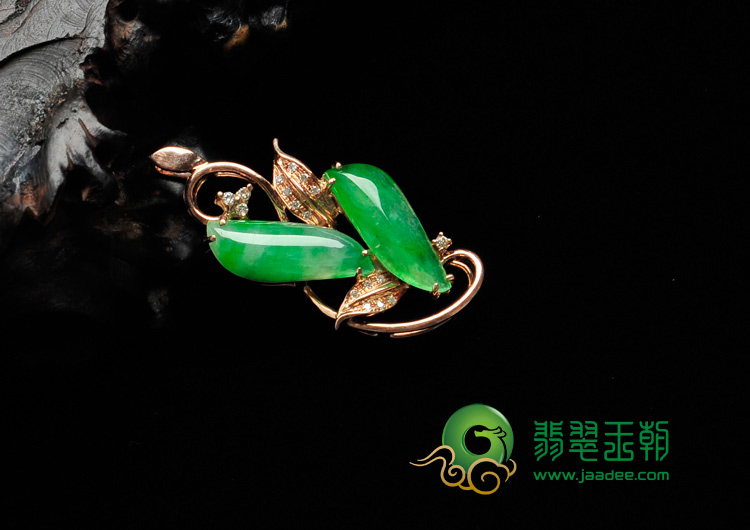 冰种阳绿缅甸翡翠镶玫瑰金花形胸坠（真钻）