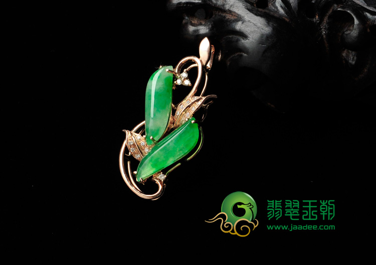 冰种阳绿缅甸翡翠镶玫瑰金花形胸坠（真钻）