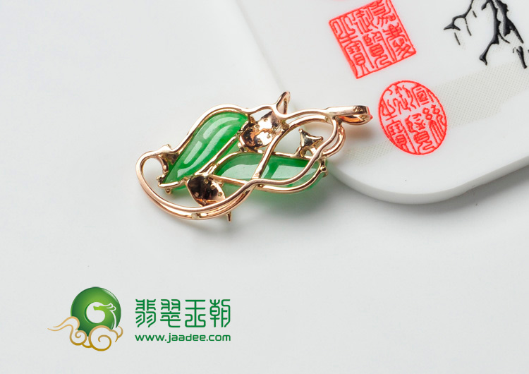 冰种阳绿缅甸翡翠镶玫瑰金花形胸坠（真钻）