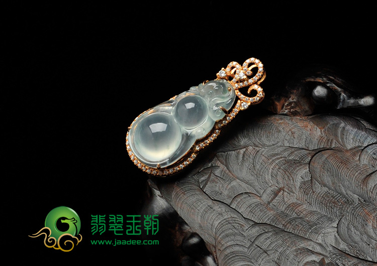 冰玻种略飘花缅甸翡翠包玫瑰金葫芦胸坠（奥钻）