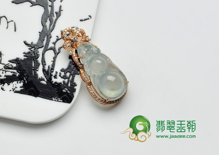 冰玻种略飘花缅甸翡翠包玫瑰金葫芦胸坠（奥钻）