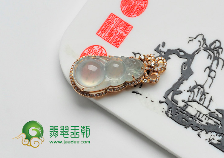 冰玻种略飘花缅甸翡翠包玫瑰金葫芦胸坠（奥钻）