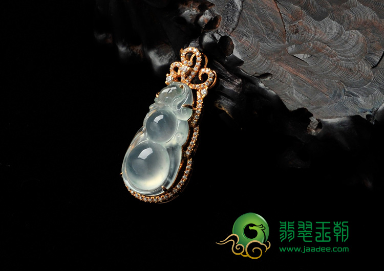 冰玻种略飘花缅甸翡翠包玫瑰金葫芦胸坠（奥钻）