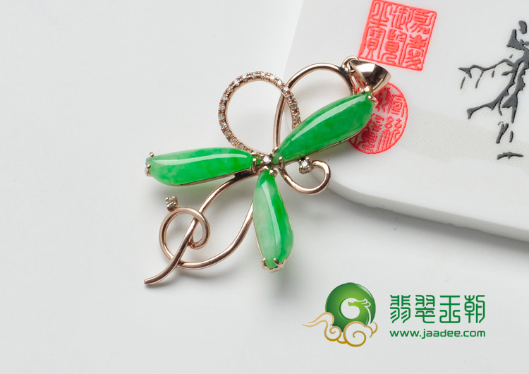 冰种阳绿缅甸翡翠镶玫瑰金花形胸坠（真钻）