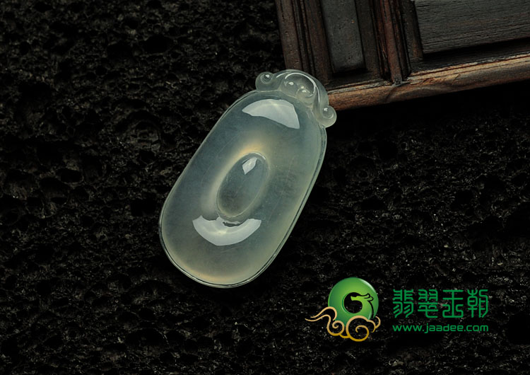冰玻种淡晴水缅甸翡翠福在眼前挂件