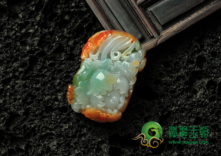 糯冰种三彩缅甸翡翠蝶恋花挂件
