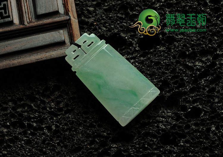 冰种晴水略飘翠缅甸翡翠仿古龙牌挂件