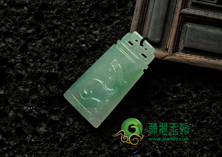 冰种晴水略飘翠缅甸翡翠仿古龙牌挂件