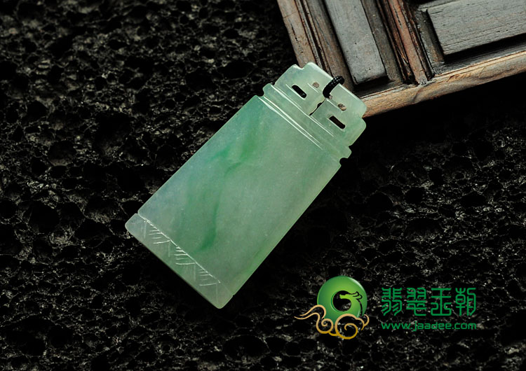 冰种晴水略飘翠缅甸翡翠仿古龙牌挂件