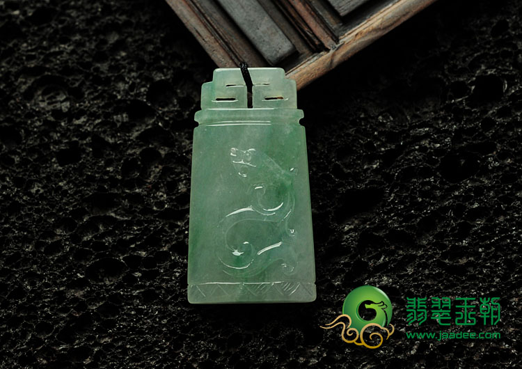 冰种晴水略飘翠缅甸翡翠仿古龙牌挂件