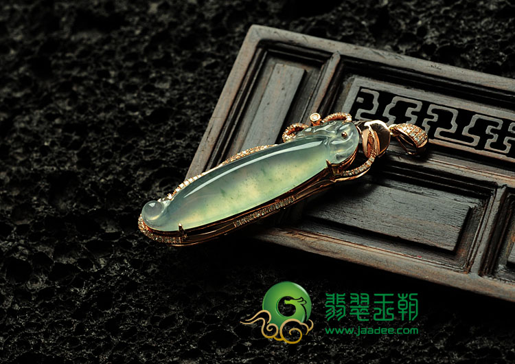 冰种飘花缅甸翡翠镶玫瑰金福瓜胸坠（真钻）