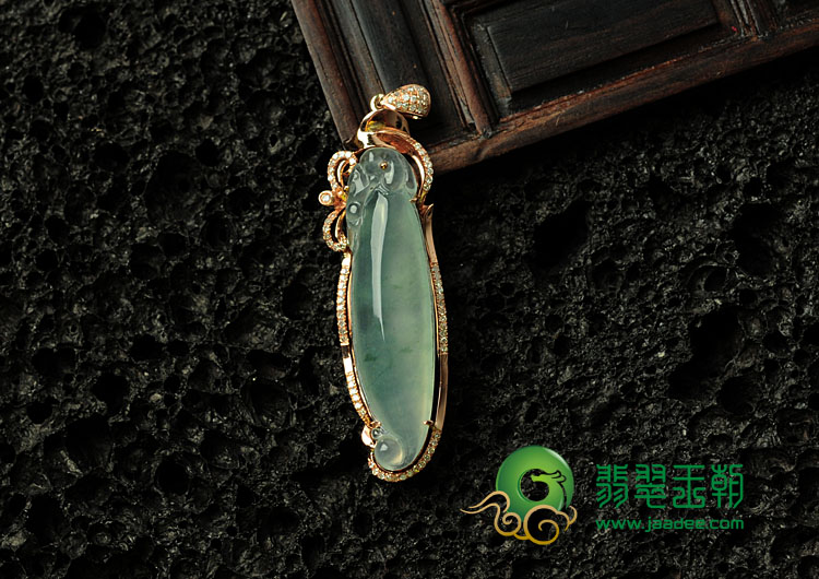 冰种飘花缅甸翡翠镶玫瑰金福瓜胸坠（真钻）