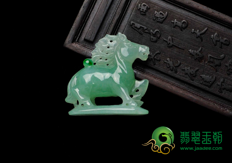 糯冰种晴水飘翠缅甸翡翠千里马挂件