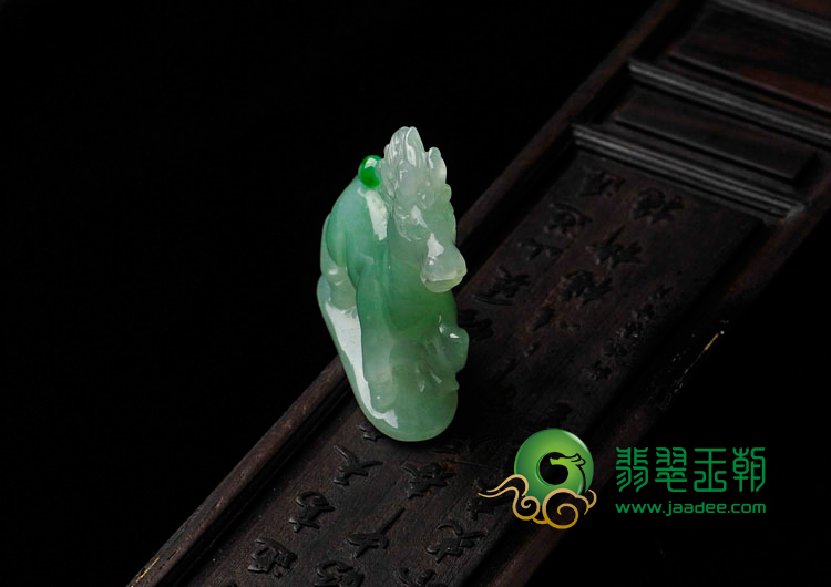 糯冰种晴水飘翠缅甸翡翠千里马挂件