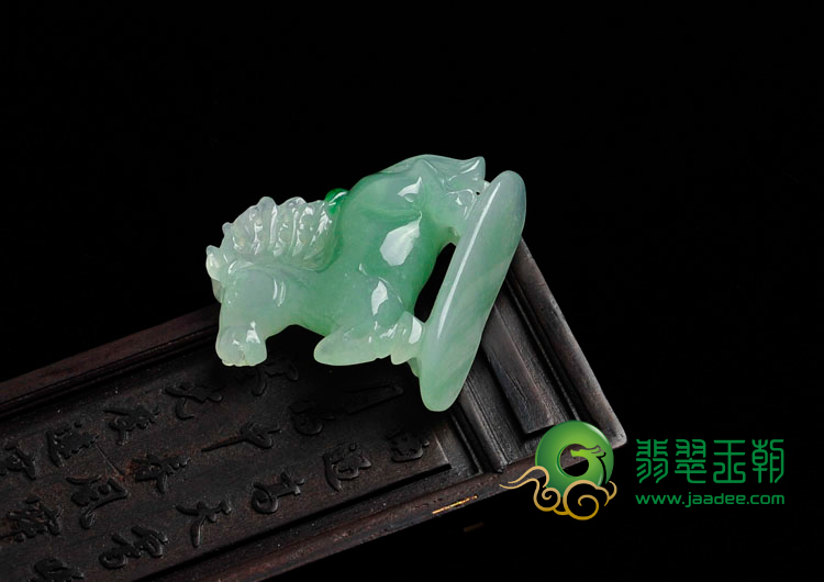 糯冰种晴水飘翠缅甸翡翠千里马挂件