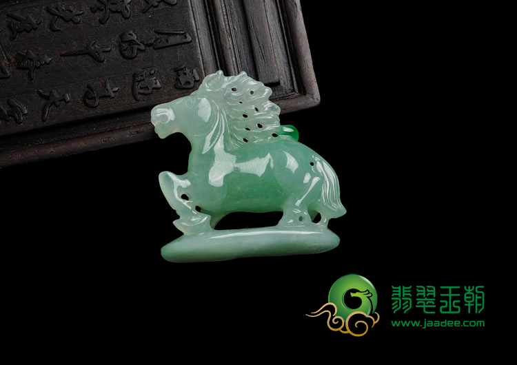 糯冰种晴水飘翠缅甸翡翠千里马挂件