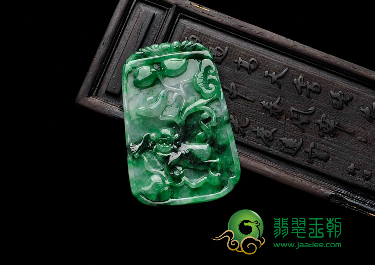 糯冰种翠绿缅甸翡翠灵猴献寿挂件