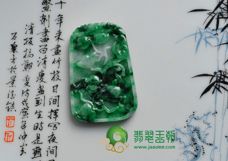 糯冰种翠绿缅甸翡翠灵猴献寿挂件