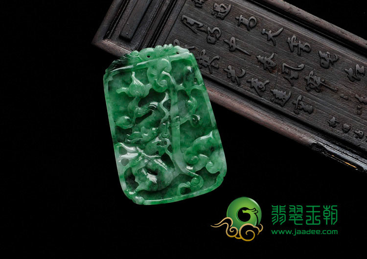 糯冰种翠绿缅甸翡翠龙牌挂件