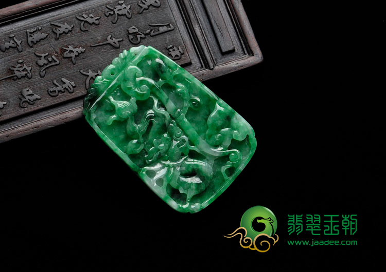糯冰种翠绿缅甸翡翠龙牌挂件