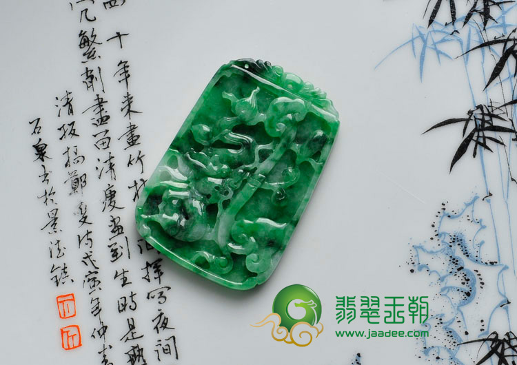 糯冰种翠绿缅甸翡翠龙牌挂件
