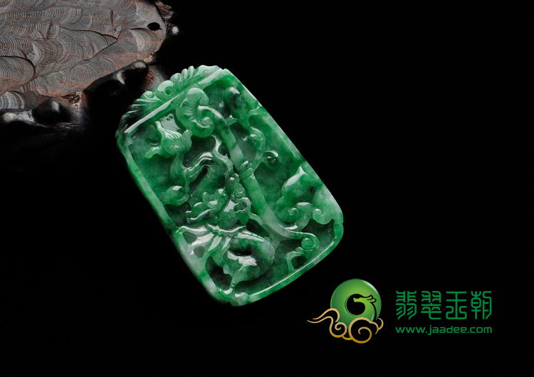 糯冰种翠绿缅甸翡翠龙牌挂件