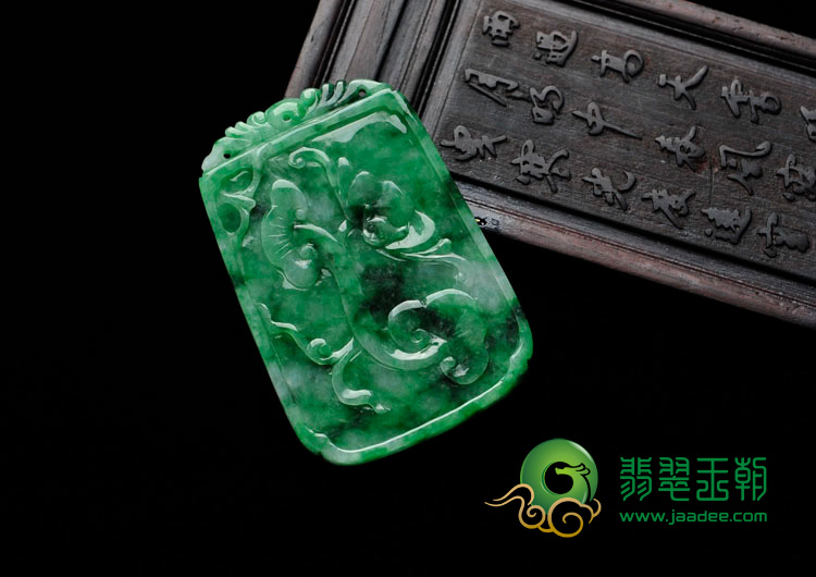 糯冰种翠绿缅甸翡翠龙牌挂件