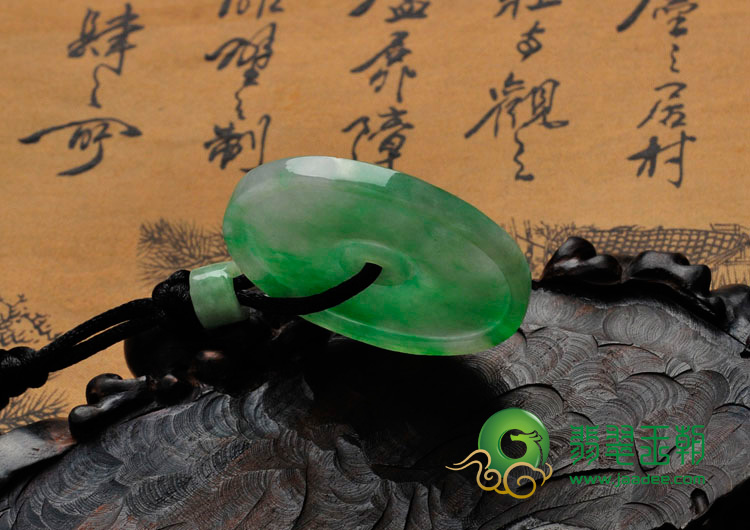 糯冰种苹果绿翠色缅甸翡翠玉佩挂件