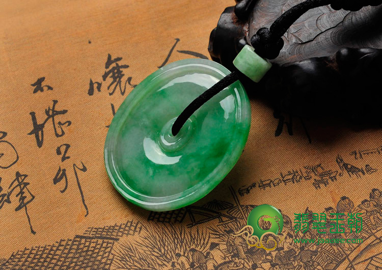 糯冰种苹果绿翠色缅甸翡翠玉佩挂件