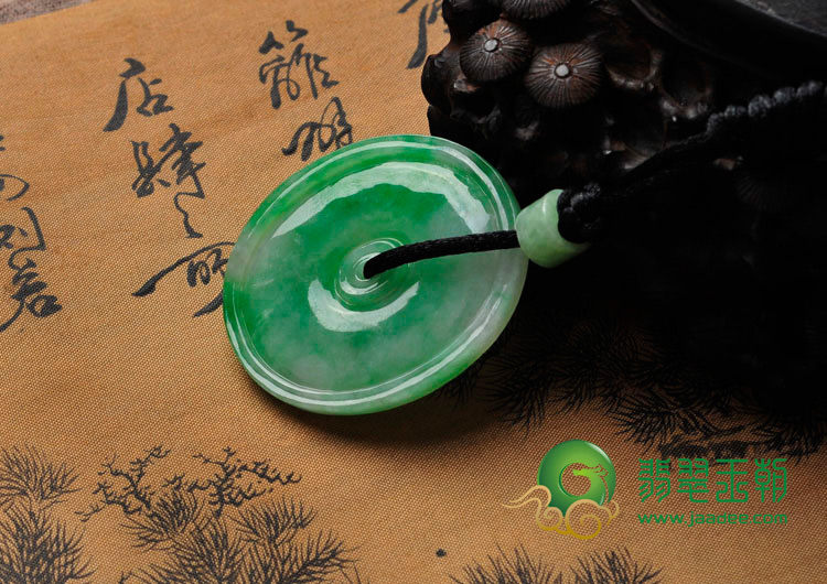 糯冰种苹果绿翠色缅甸翡翠玉佩挂件