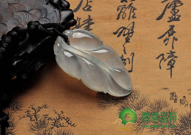 冰玻种略飘花缅甸翡翠叶子挂件