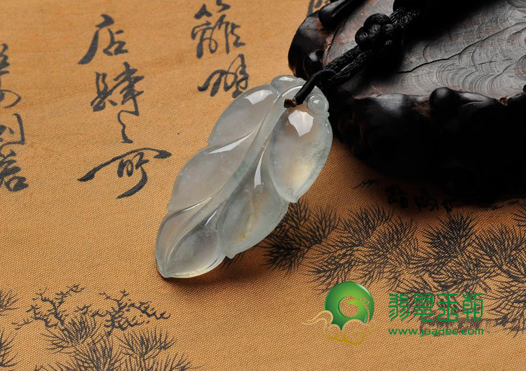 冰玻种略飘花缅甸翡翠叶子挂件