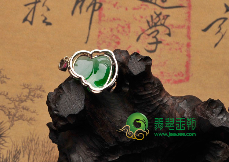 糯冰种阳绿缅甸翡翠包白金玉佛胸坠（真钻）