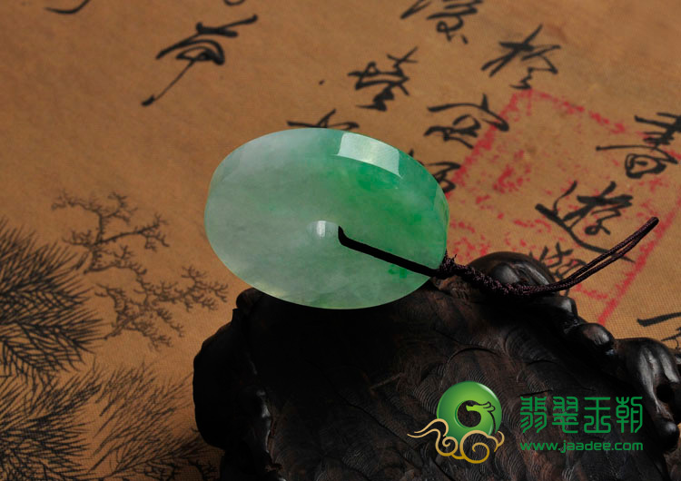  糯冰种飘阳绿缅甸翡翠平安扣挂件