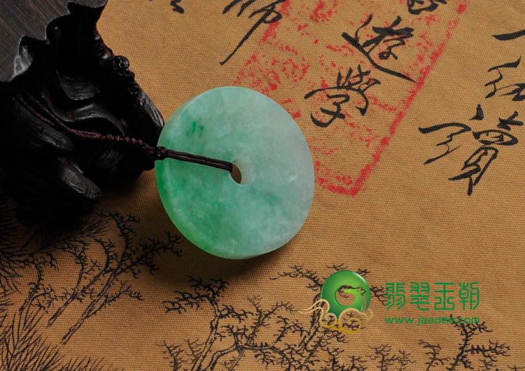 糯冰种飘阳绿缅甸翡翠平安扣挂件