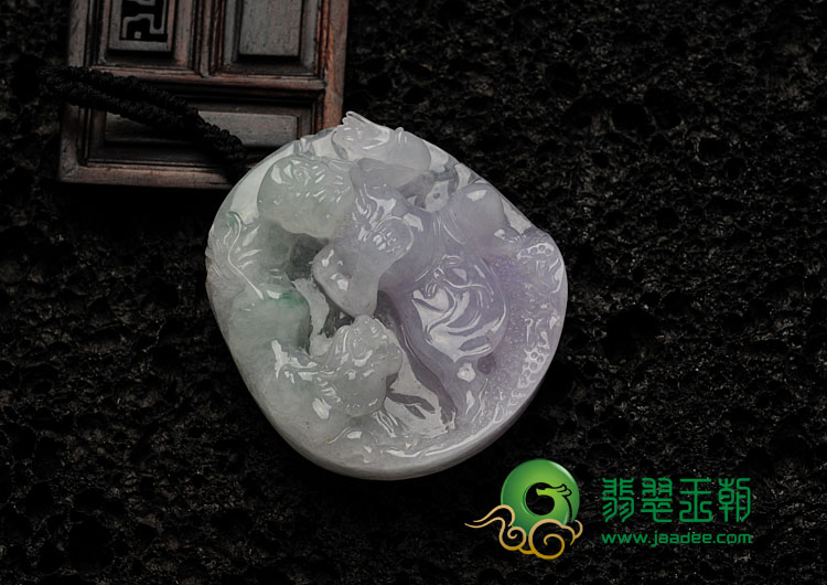 糯冰种春带彩缅甸翡翠伏虎罗汉挂件