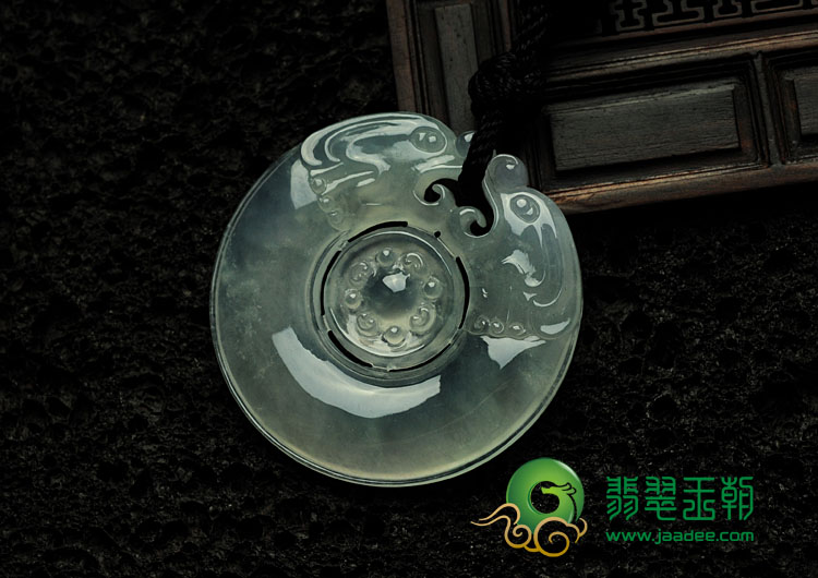 冰玻种晴水缅甸翡翠双龙戏珠挂件