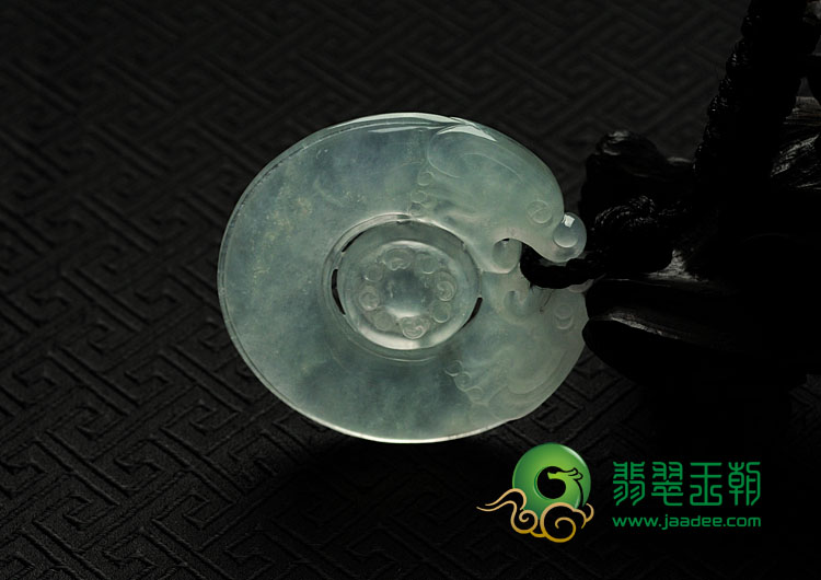 冰玻种晴水缅甸翡翠双龙戏珠挂件
