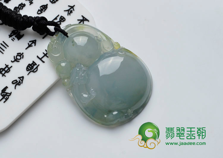 冰种晴水略带黄翡缅甸翡翠双龙戏珠挂件