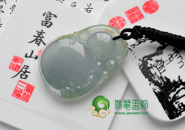 冰种晴水略带黄翡缅甸翡翠双龙戏珠挂件